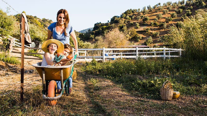 Madre e figlio in campagna